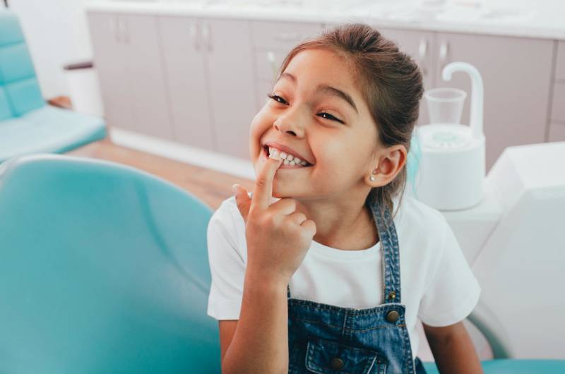 Aligneurs dentaires invisibles pour corriger les dents sans bagues à Marseille
